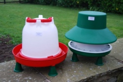 6KG FEEDER AND 7 LTR POULTRY DRINKER OUTDOORS or INDOORS